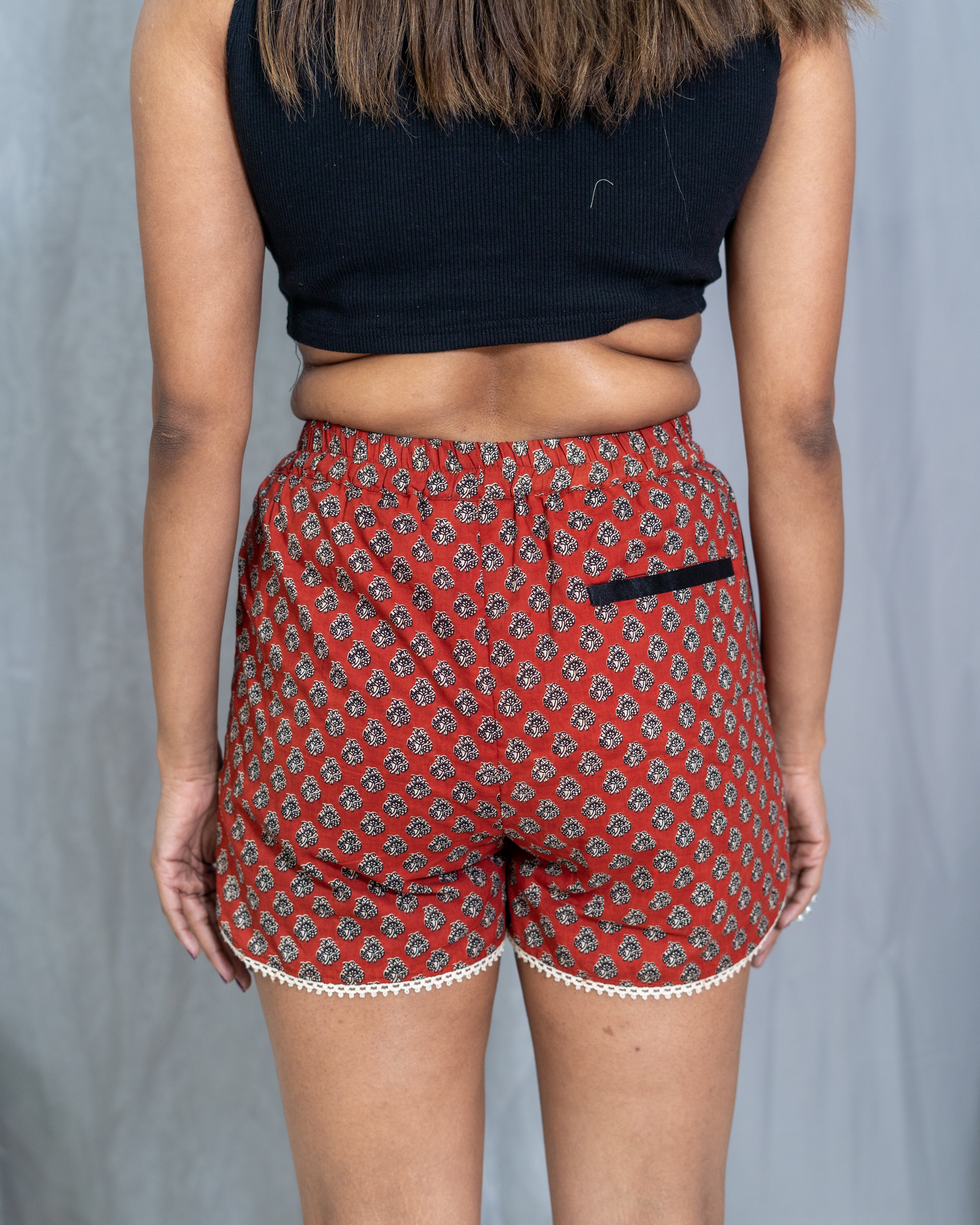 Red bagru small booti cotton shorts with lace