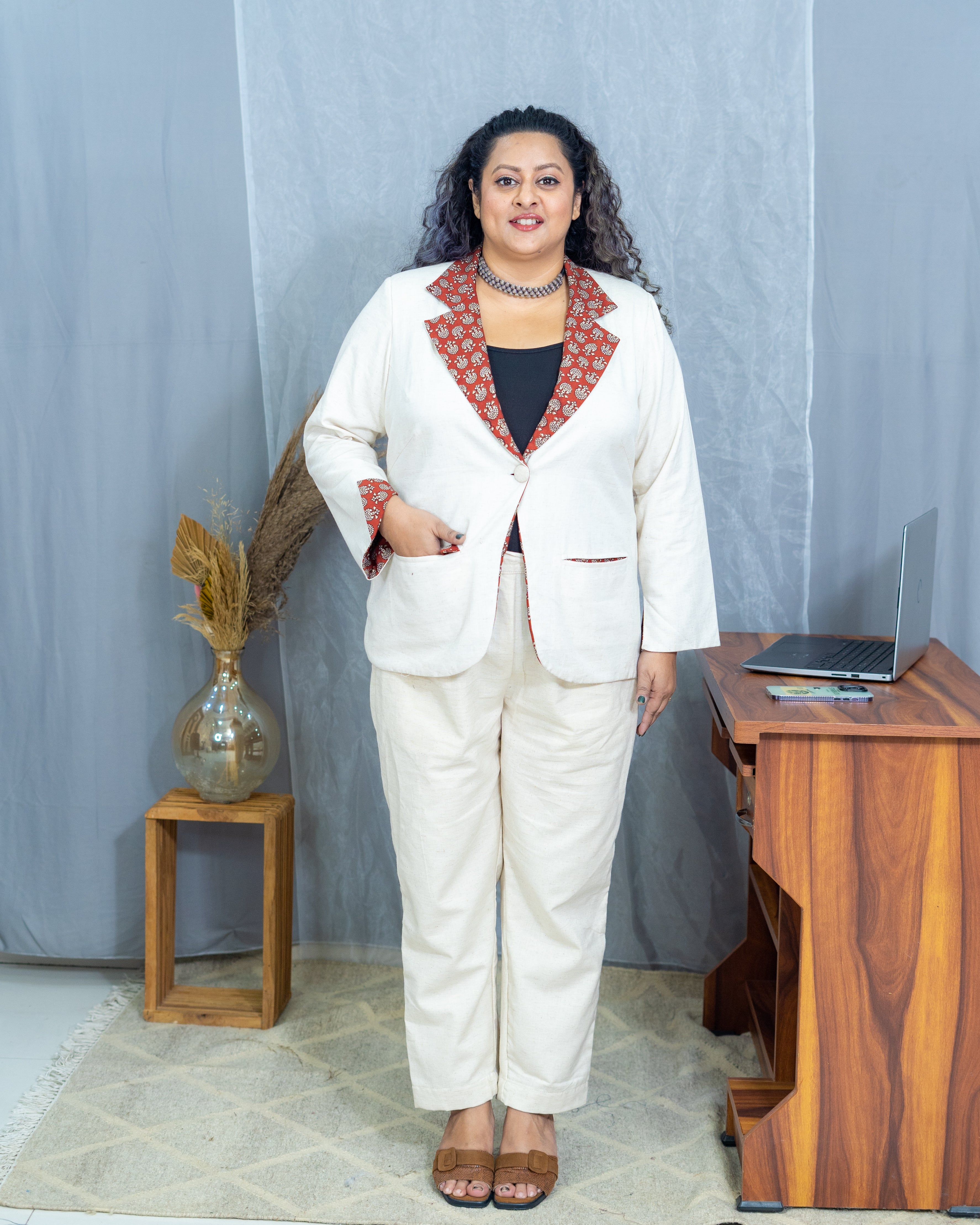 White cotton blazer set with red bagru collar