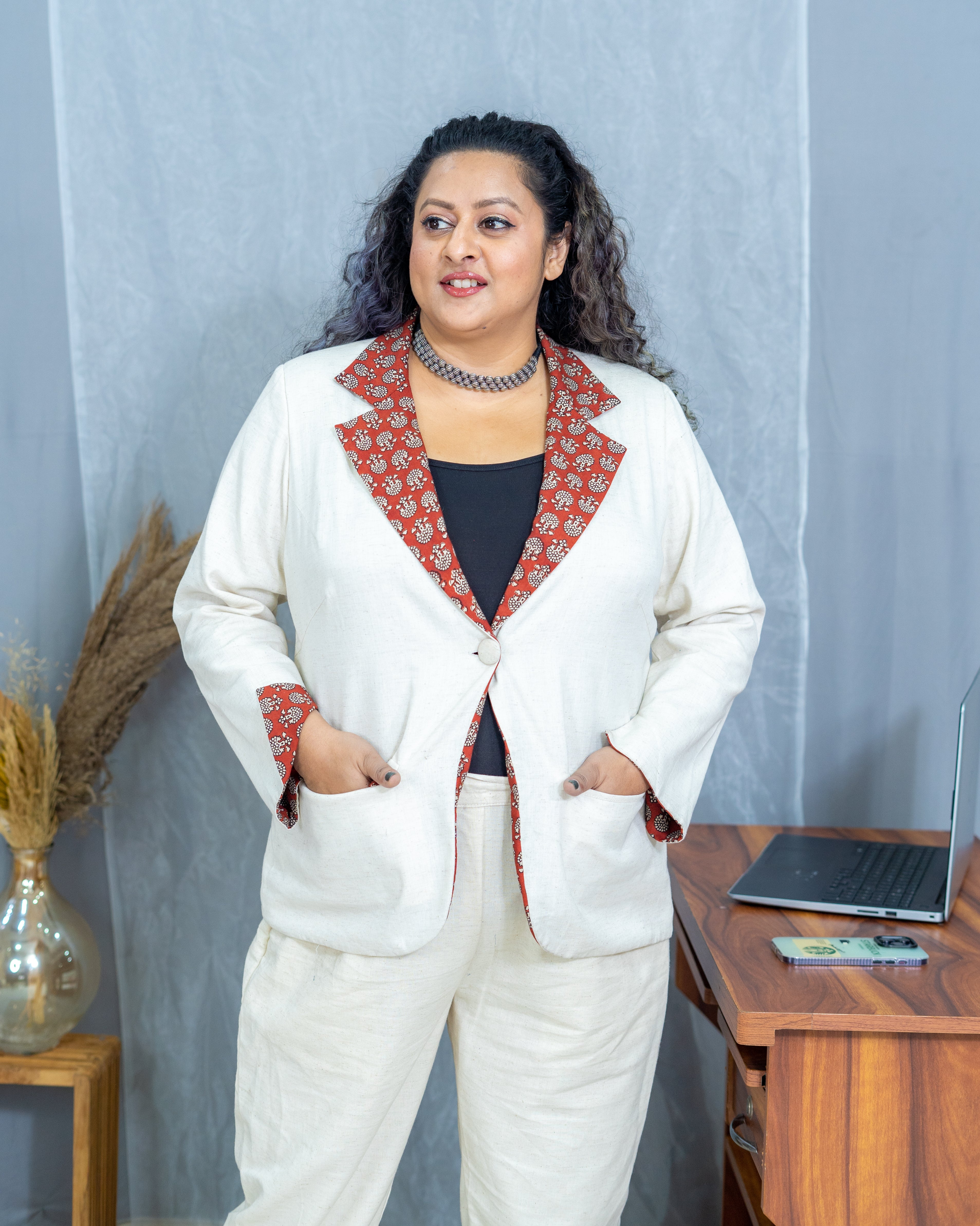 White cotton blazer set with red bagru collar