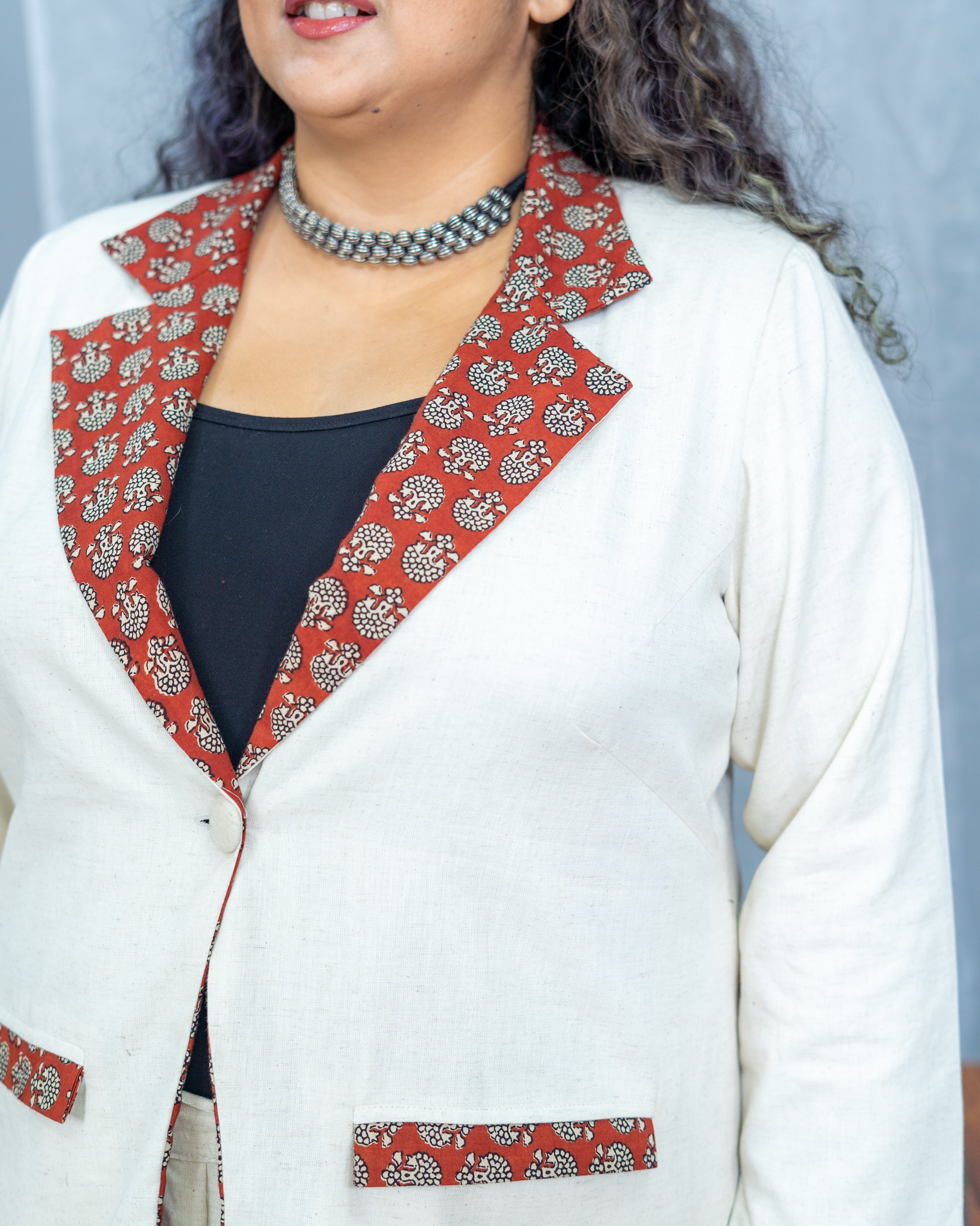 White cotton blazer set with red bagru collar