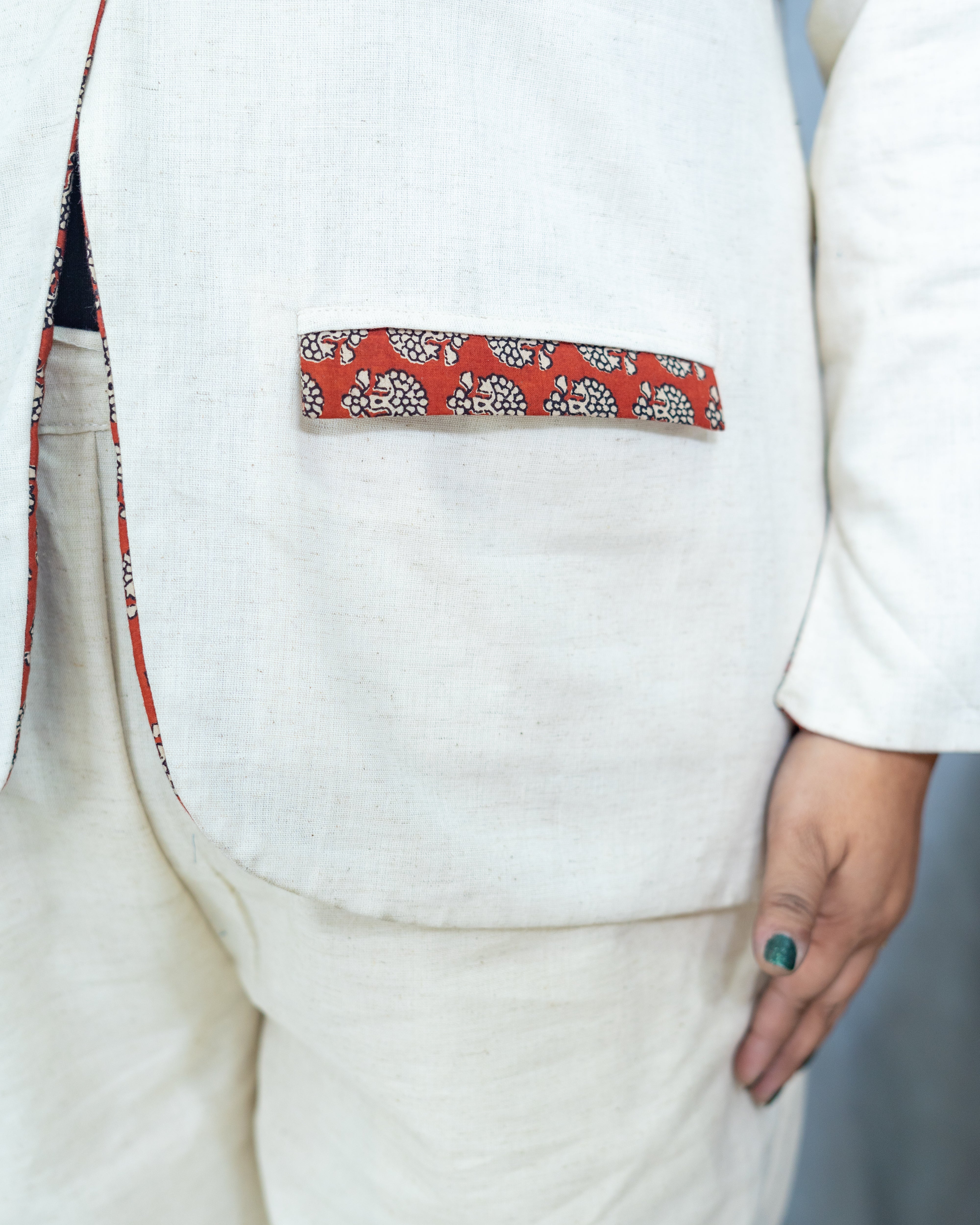 White cotton blazer set with red bagru collar